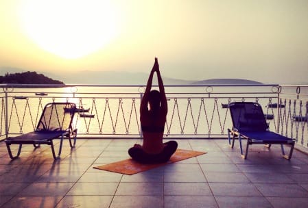 Yoga auf der Dachterrasse in Tolo/Griechenland