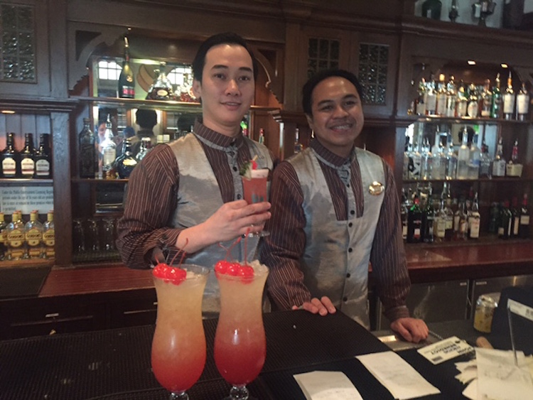 Singapore Sling in der Long Bar im Raffles Hotel