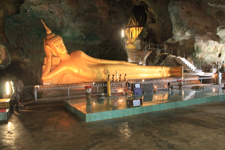 Liegender Buddha im Tempel auf Phuket