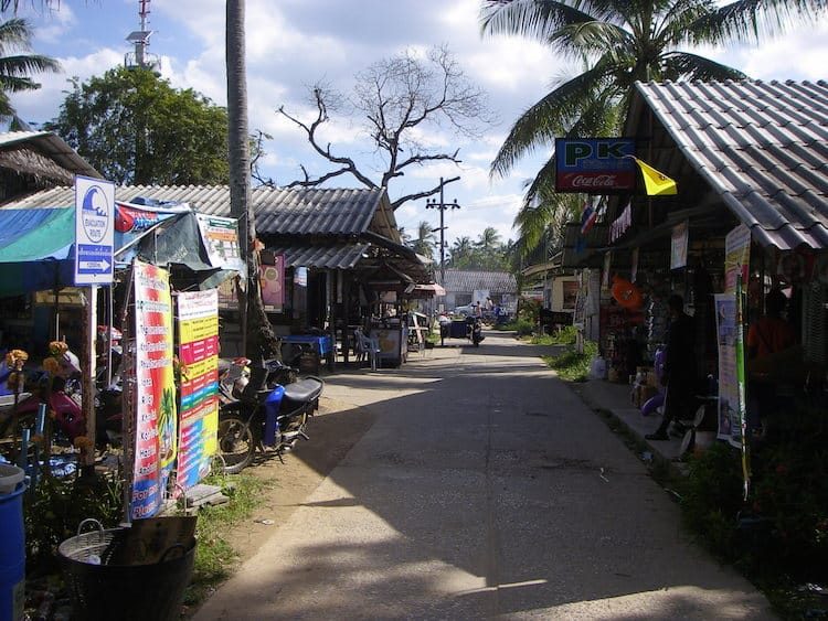 Village Road auf Koh Mook