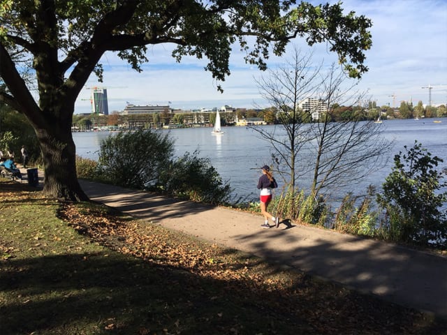 Laufen an der Alster in Hamburg