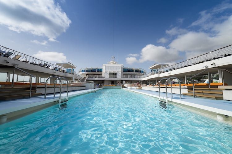 25m Außenpool auf der Mein Schiff 4