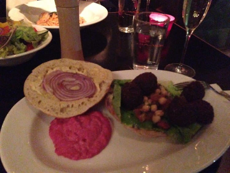 Falafel-Burger mit Rote-Rüben-Humus