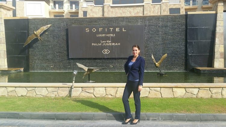 Maria Weinberger vorm 5* Hotel Sofitel the Palm Dubai