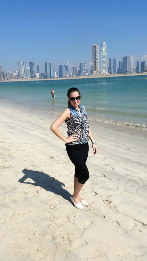 Maria Weinberger am Strand von Dubai