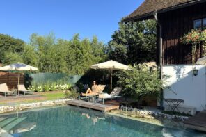 Schlosswirt zu Anif: Neuer Naturpool, Frühstück im Garten & Biedermeier